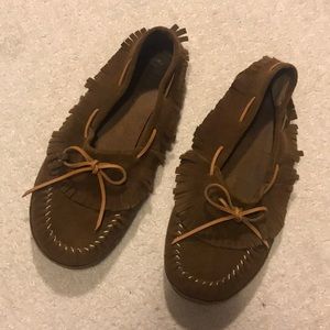 Minnetonka fringe flats size 9